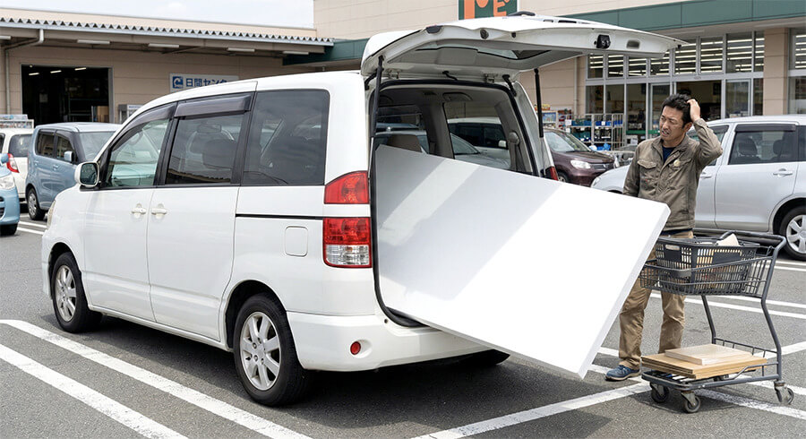 4×8判（シハチ）の大判スチレンボードを車に積載している画像