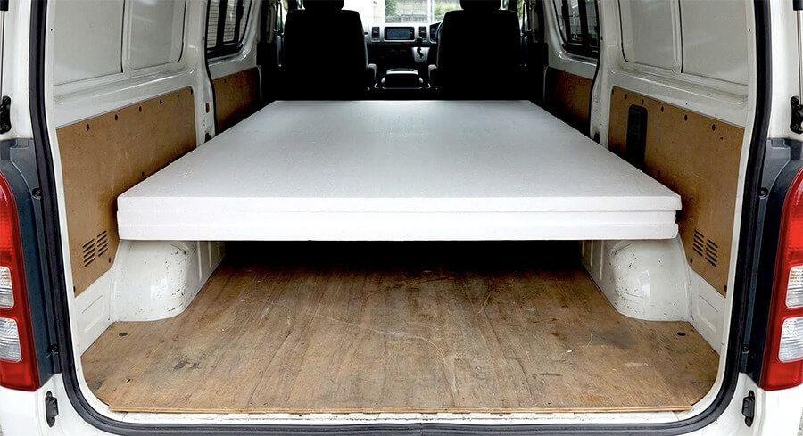 4×8判（シハチ）の大判スチレンボードをハイエース積載している画像